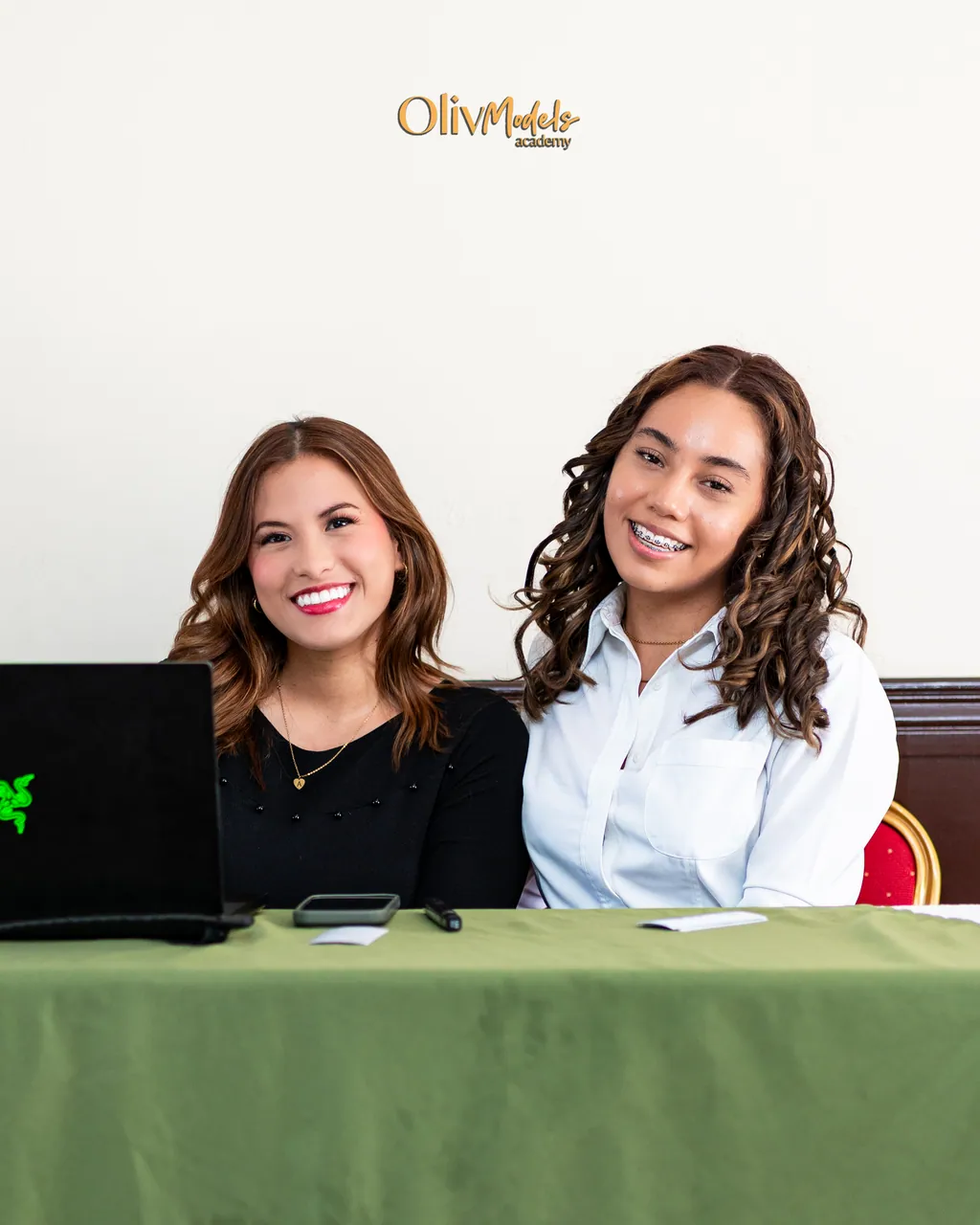 Masterclass de Oliv Models en Sonsonate — fundadores con asistentes