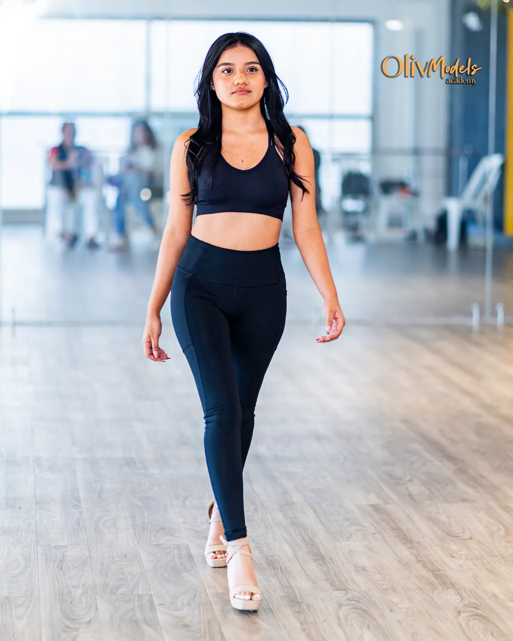 Modelo de Oliv Models en práctica de pasarela — caminata frontal