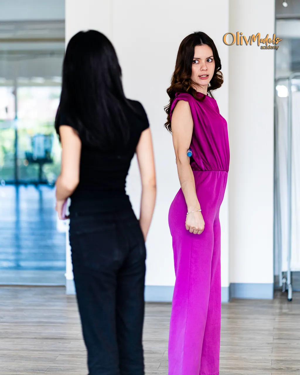 Modelo editorial en jumpsuit fucsia, gira San Miguel